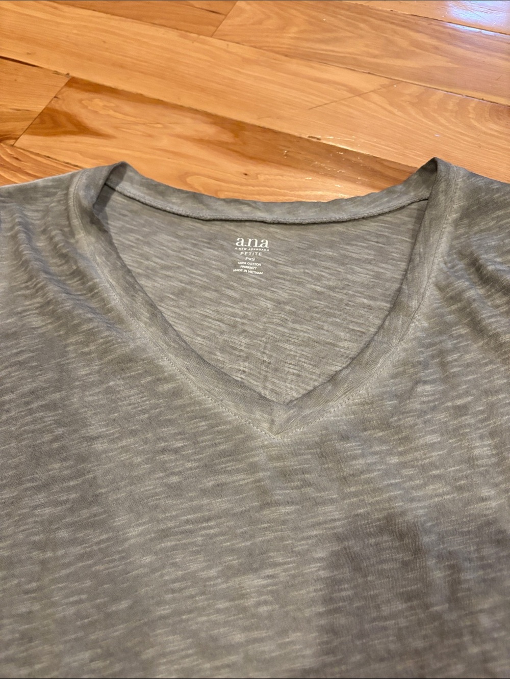 a.n.a Women’s V-Neck Short Sleeve T-Shirt in Heather Gray Size Petite XS